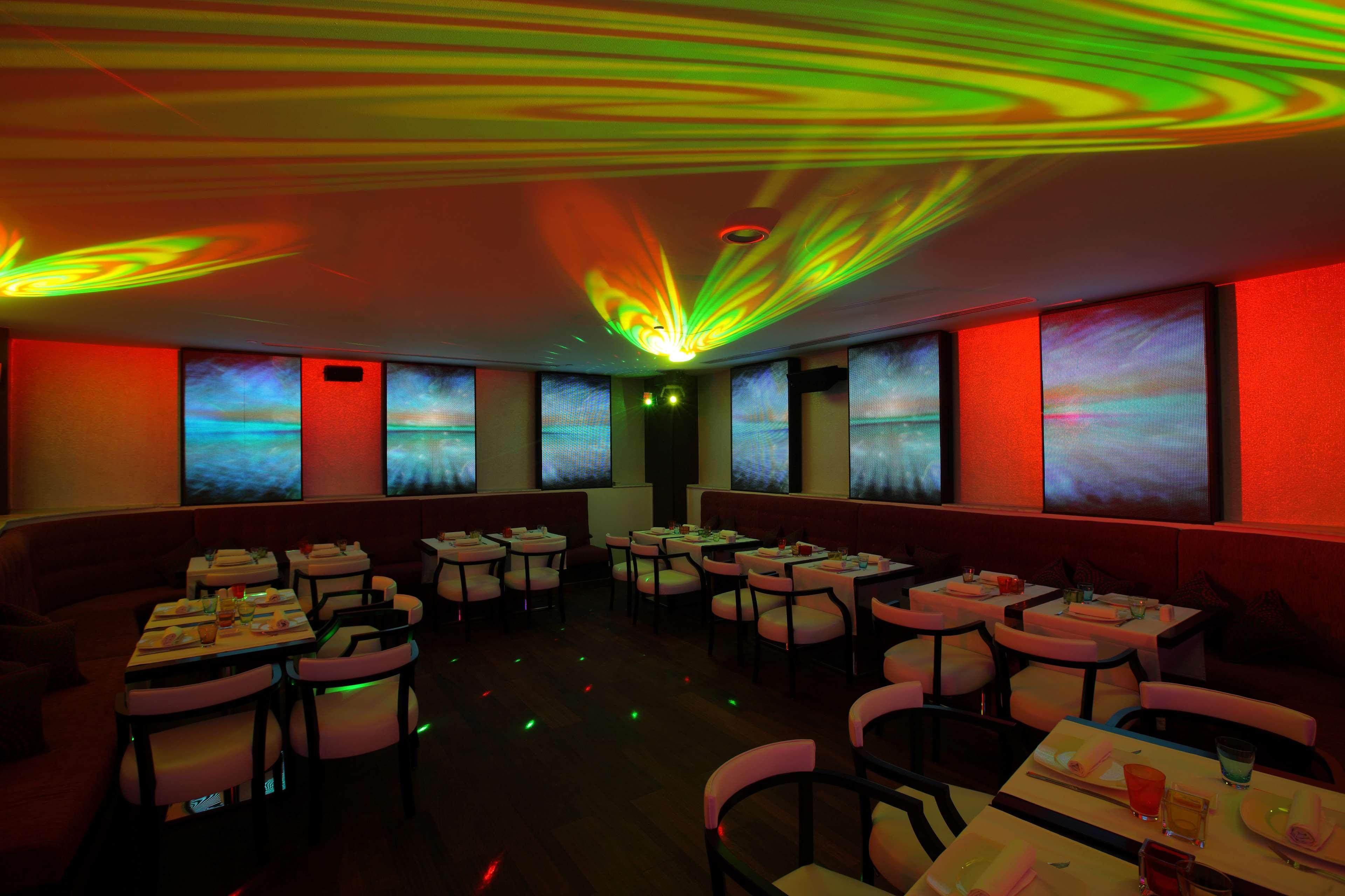 Hilton Alexandria Corniche Hotel Ngoại thất bức ảnh Laser light show at a restaurant