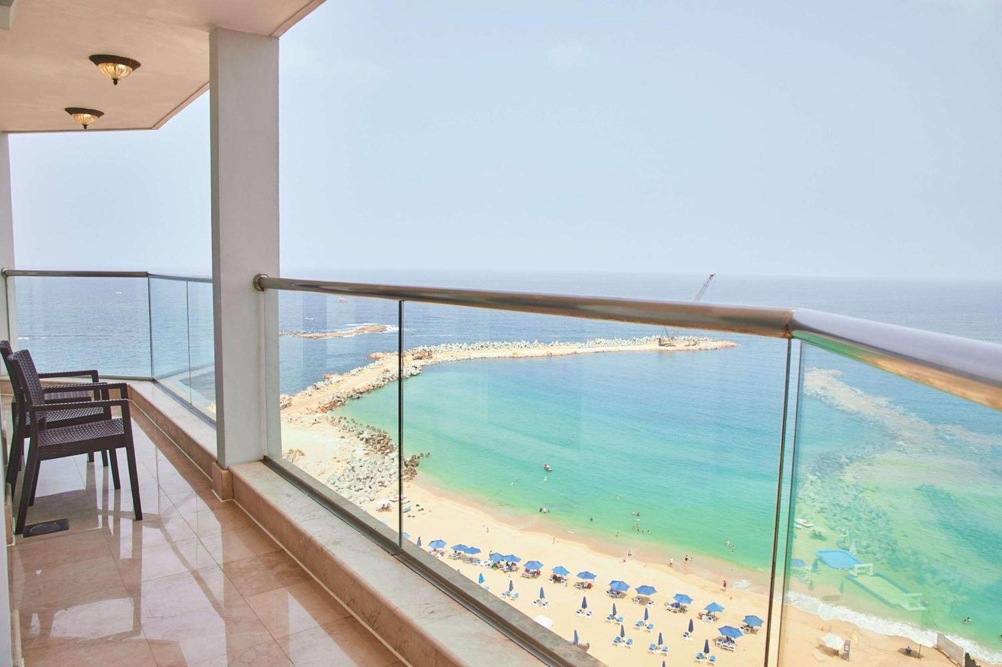 Hilton Alexandria Corniche Hotel Ngoại thất bức ảnh View of the beach from the balcony of a suite