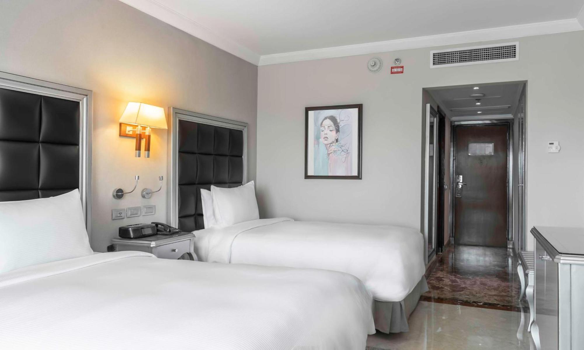 Hilton Alexandria Corniche Hotel Ngoại thất bức ảnh A room at the hotel