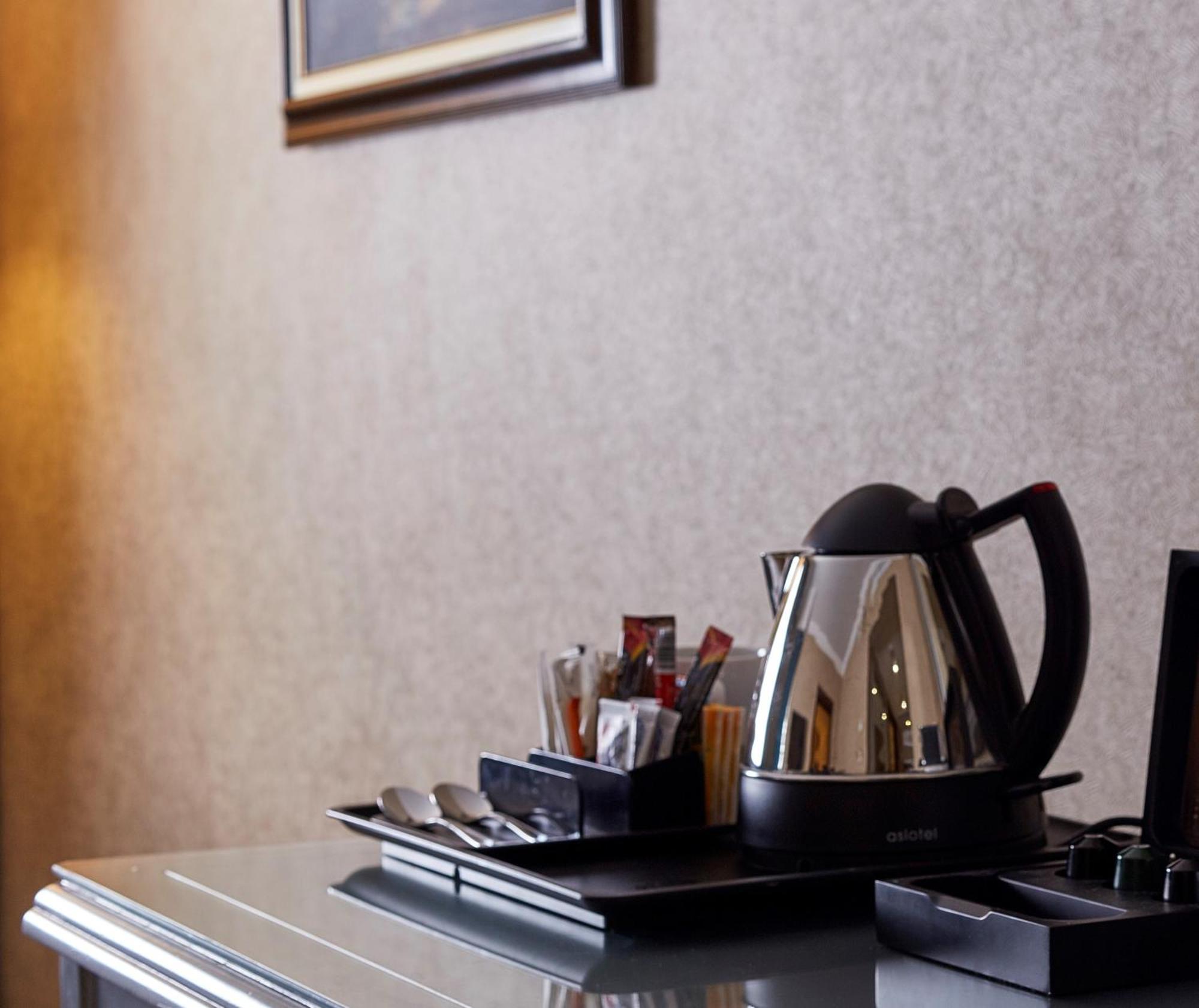 Hilton Alexandria Corniche Hotel Ngoại thất bức ảnh A kettle with a selection of tea and coffee sachets