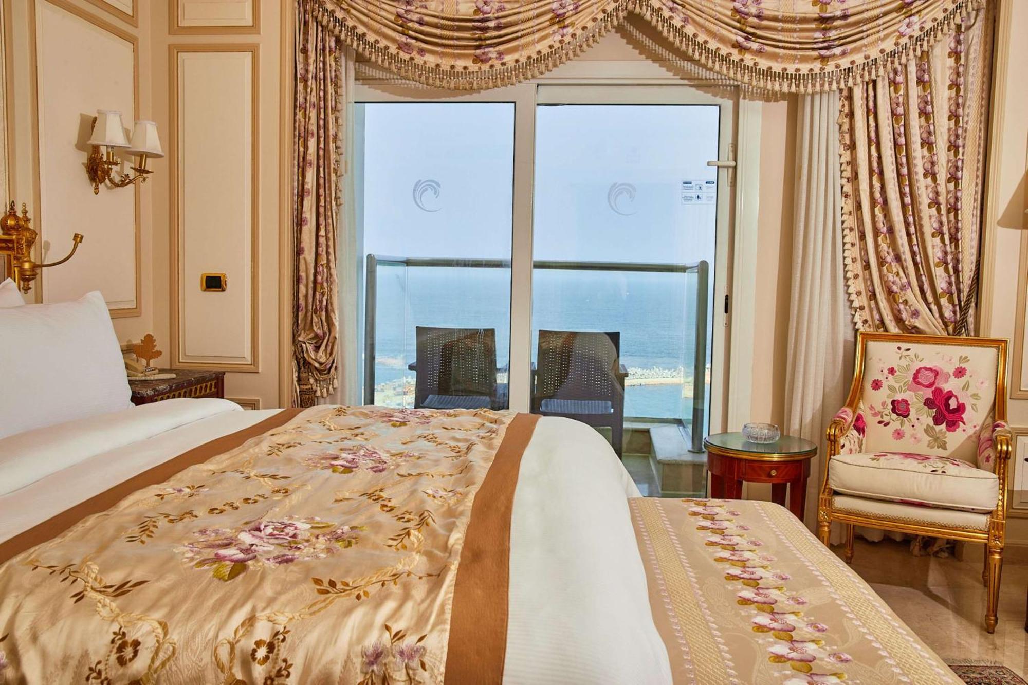 Hilton Alexandria Corniche Hotel Ngoại thất bức ảnh A bedroom in the hotel