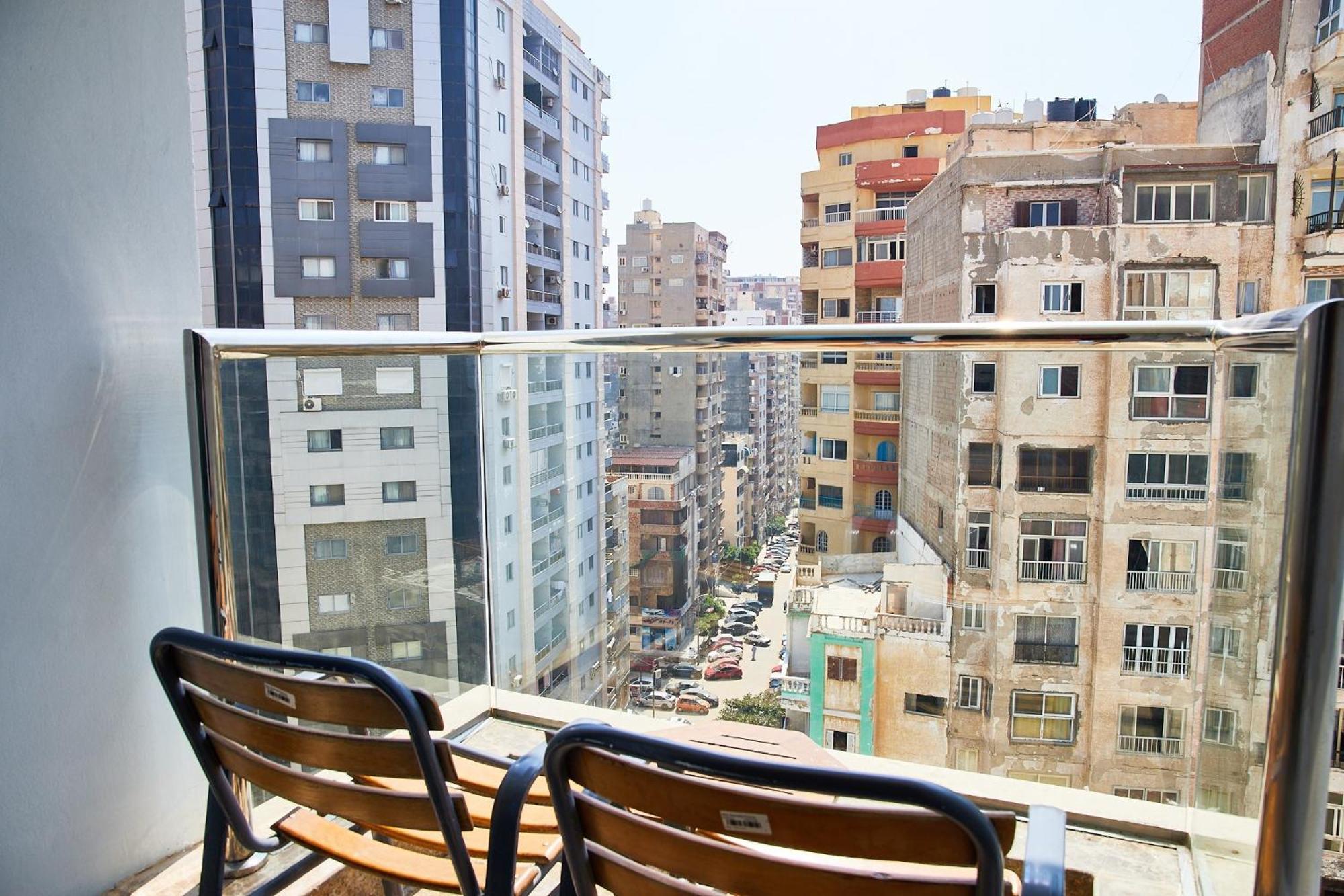 Hilton Alexandria Corniche Hotel Ngoại thất bức ảnh A balcony in Cairo, Egypt