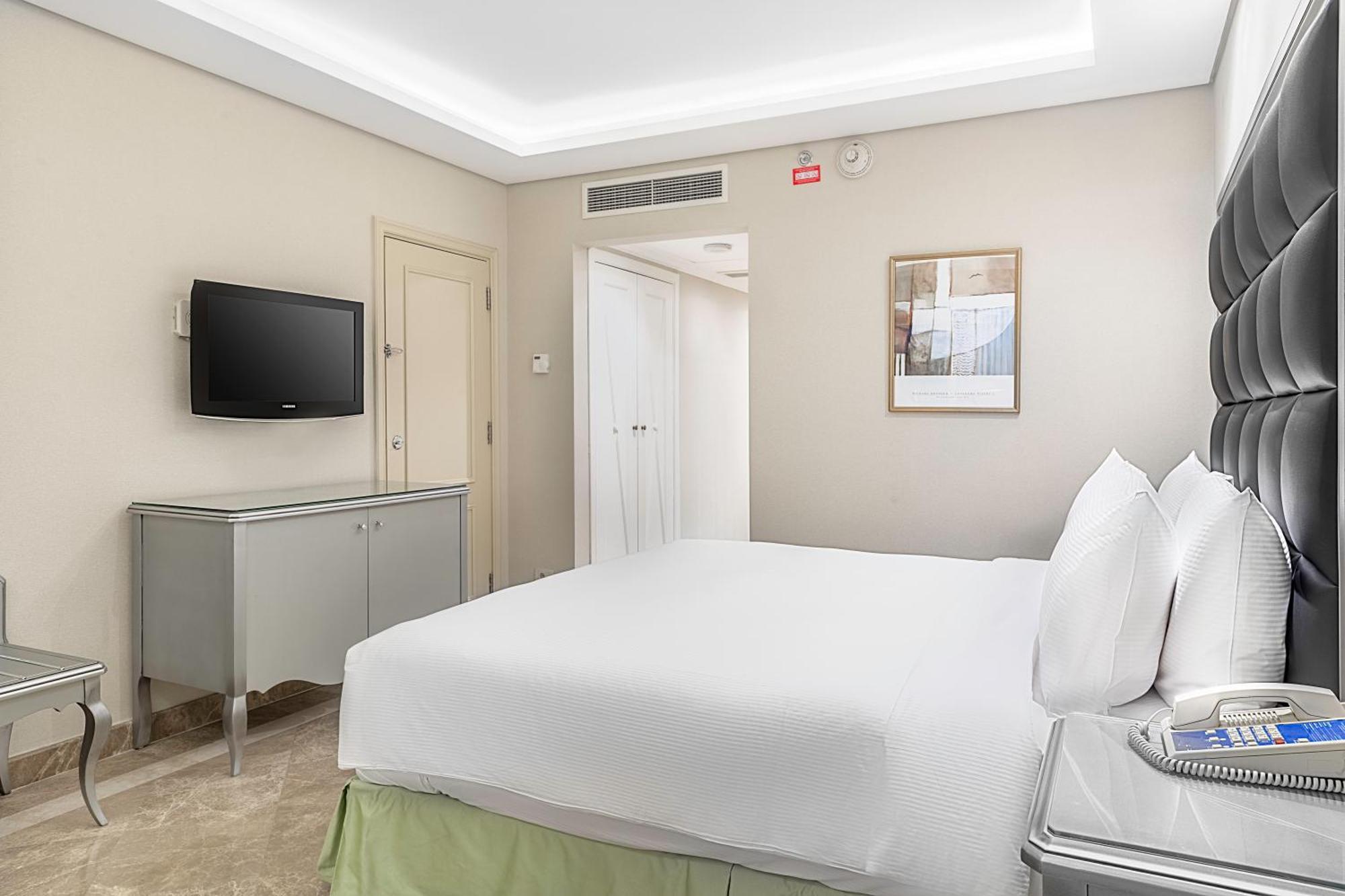 Hilton Alexandria Corniche Hotel Ngoại thất bức ảnh A bedroom at the hotel